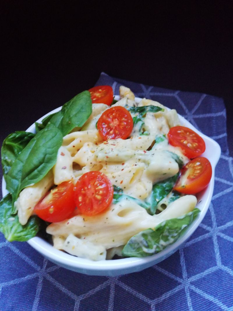 Makaronowa zapiekanka serowa z pomidorkami