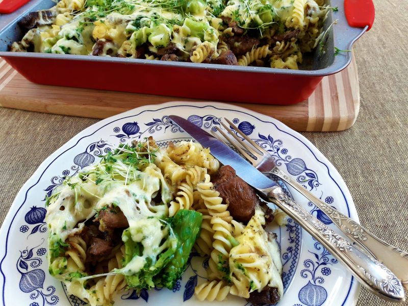 Makaronowa zapiekanka z indykiem i podgrzybkami