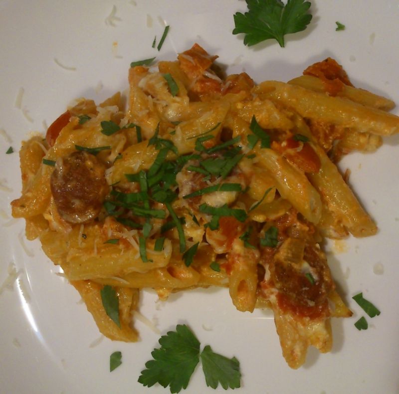 Makaronowa zapiekanka z kiełbasą Makaronowa zapiekanka z kiełbasą