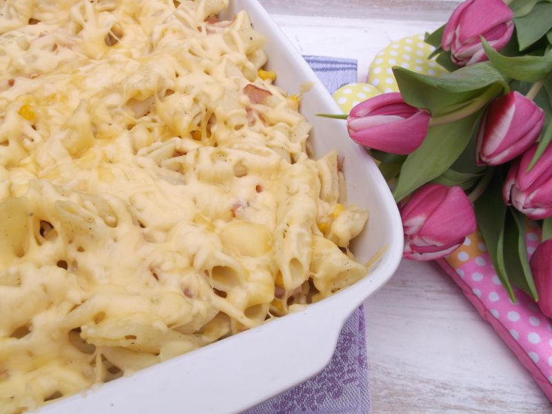 Makaronowa zapiekanka z kukurydzą, wędliną i serem Makaronowa zapiekanka z kukurydzą, wędliną i serem