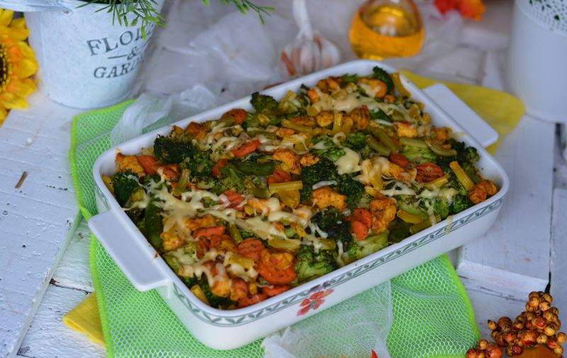 Makaronowa zapiekanka z kurczakiem, bukietem warzy Makaronowa zapiekanka z kurczakiem, bukietem warzy