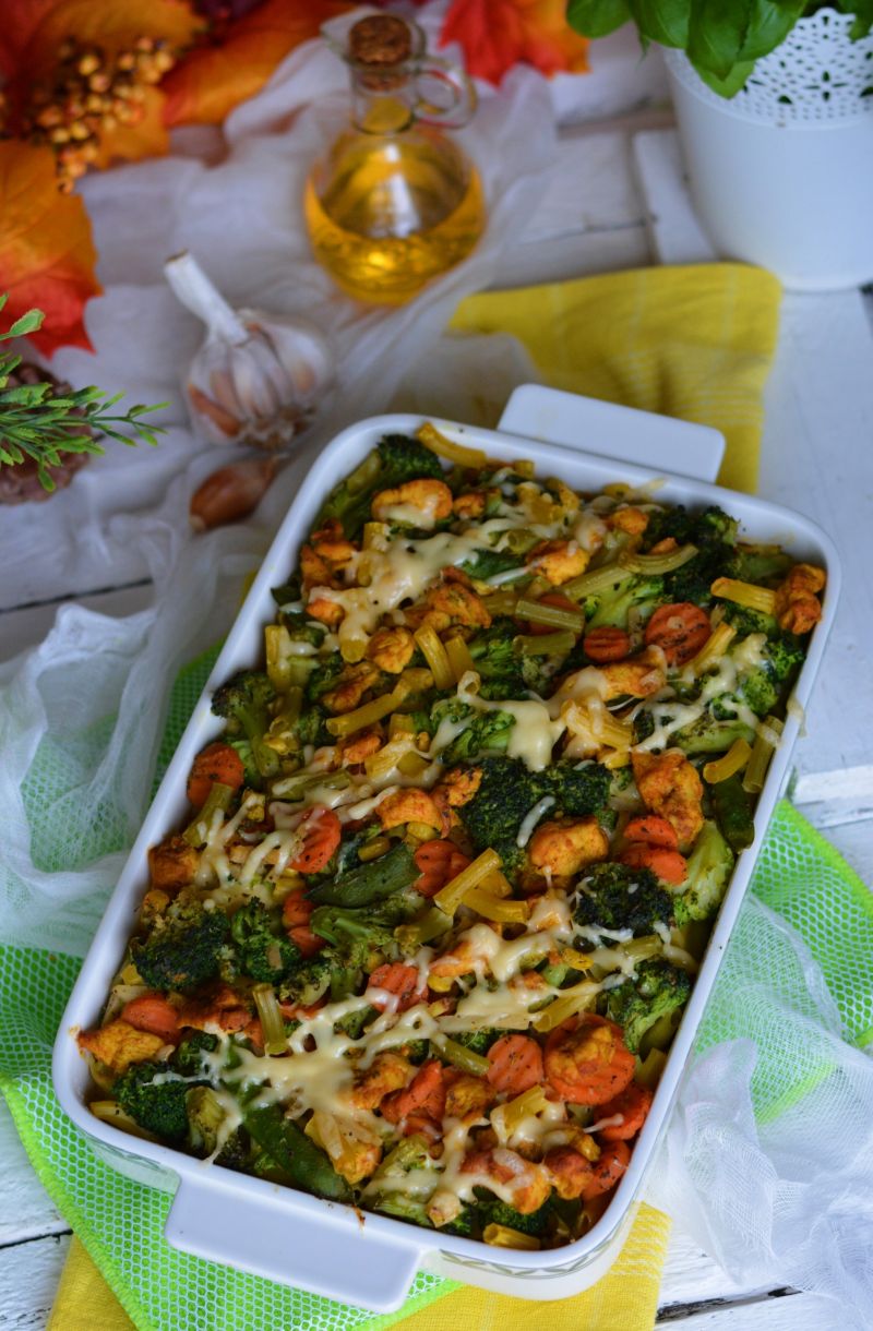 Makaronowa zapiekanka z kurczakiem, bukietem warzy Makaronowa zapiekanka z kurczakiem, bukietem warzy