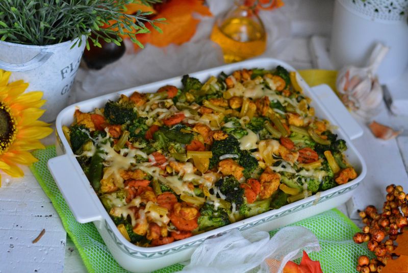 Makaronowa zapiekanka z kurczakiem, bukietem warzy Makaronowa zapiekanka z kurczakiem, bukietem warzy