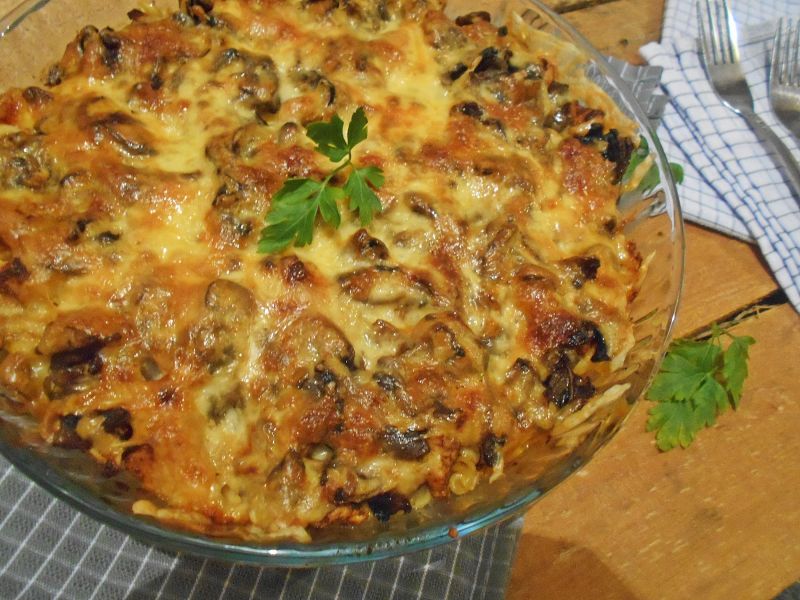 Makaronowa zapiekanka z kurczakiem i pieczarkami  Makaronowa zapiekanka z kurczakiem i pieczarkami