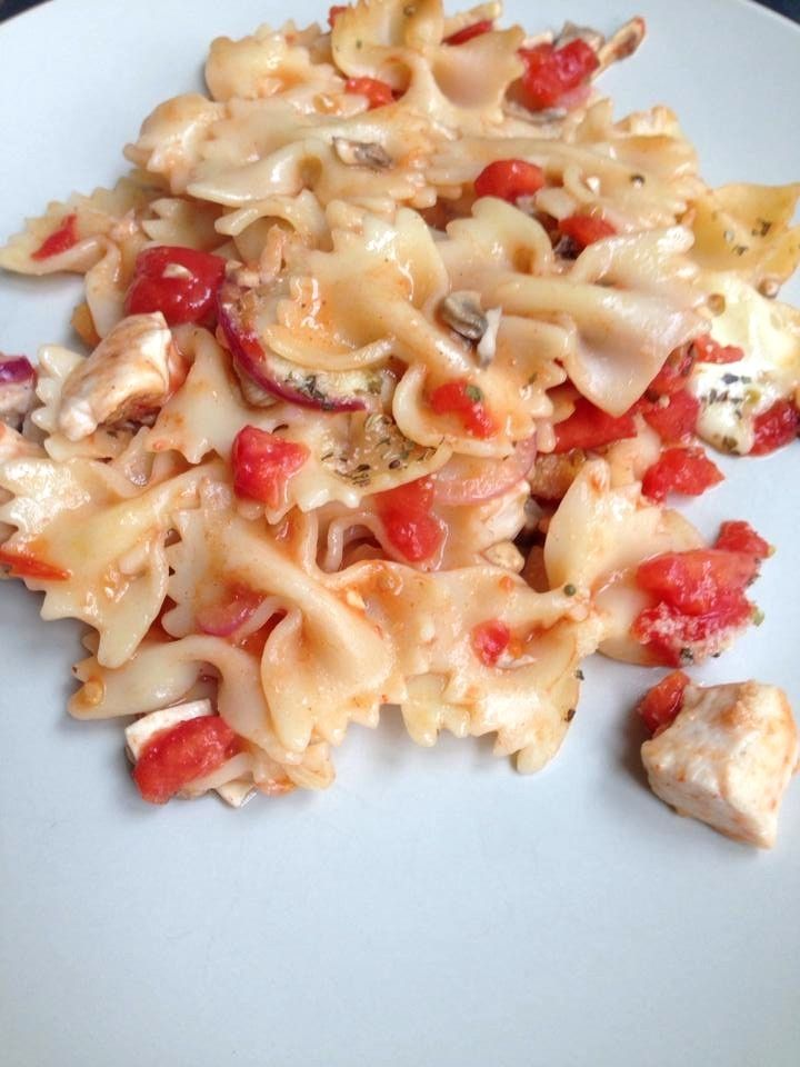 Makaronowa zapiekanka z kurczakiem i pomidorami