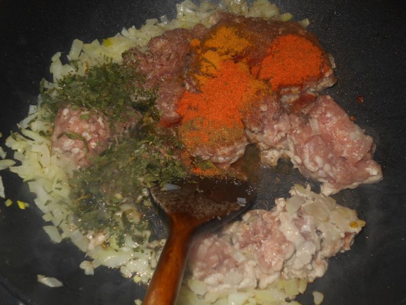 Makaronowa zapiekanka z mięsem i pieczarkami