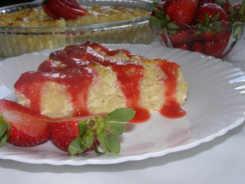 Makaronowa zapiekanka z serem i truskawkami 