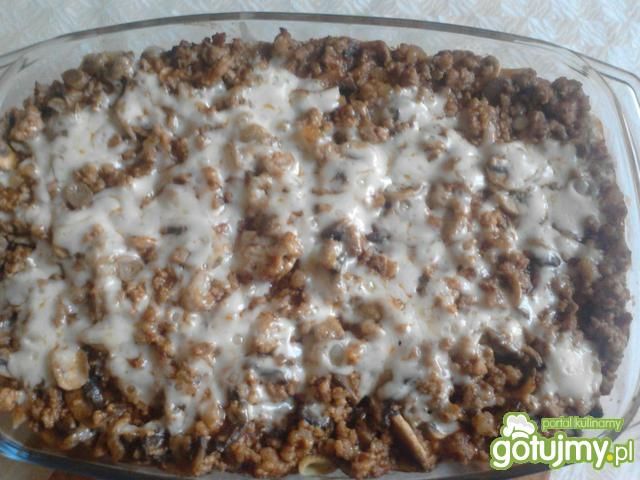 Makaronowa zapiekanka z sosem bolonese