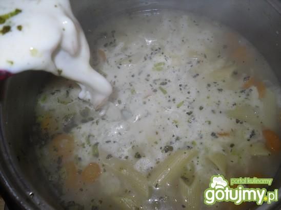Makaronowa zupa z mlodych warzyw