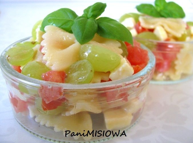 Makaronowe caprese z winogronami Makaronowe caprese z winogronami