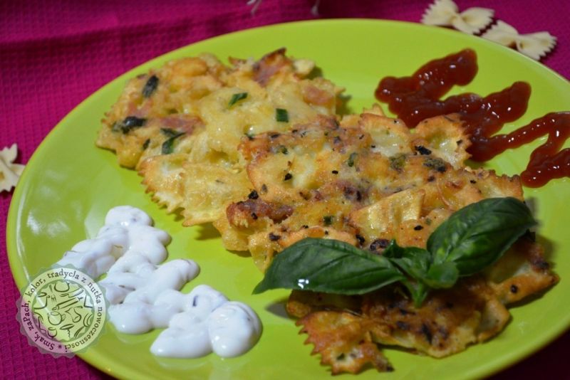 Makaronowe czosnkowe placuszki