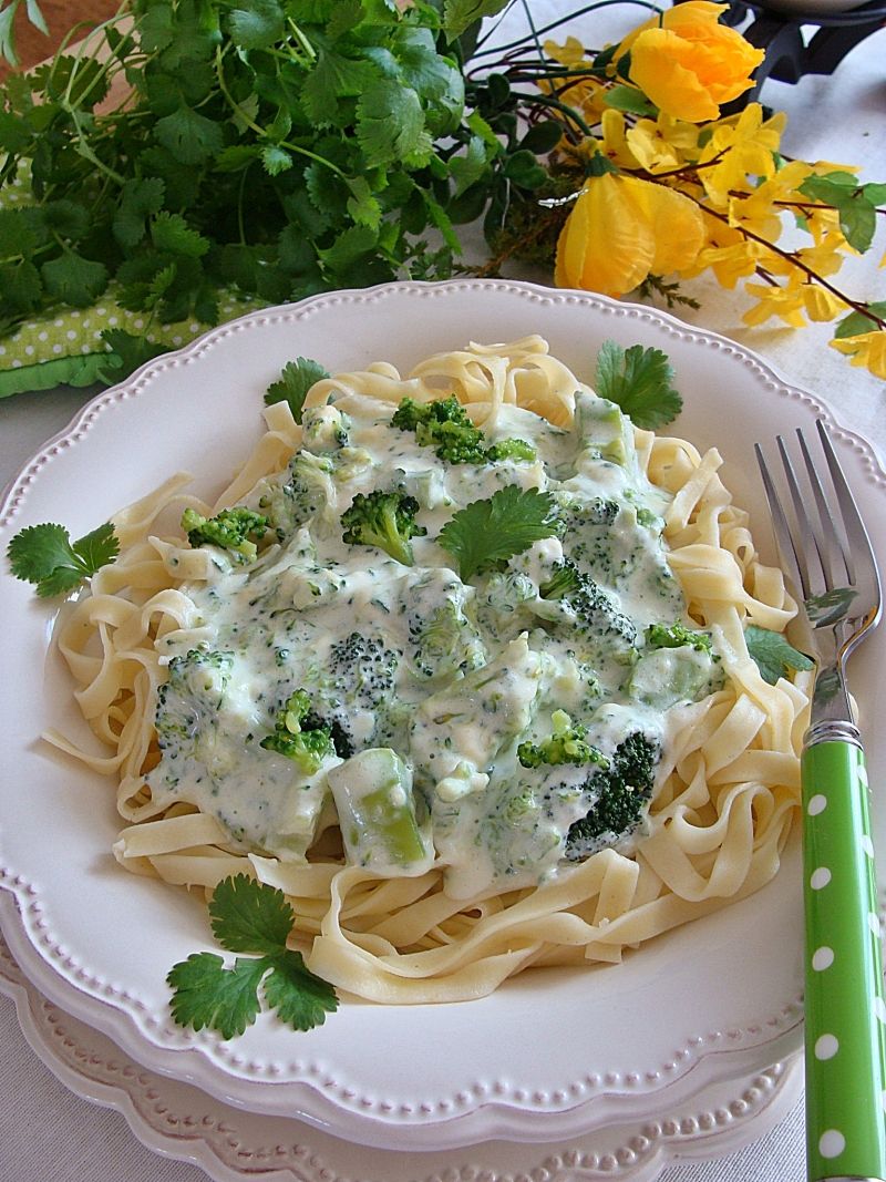 Makaronowe gniazda w brokułowym sosie Makaronowe gniazda w brokułowym sosie