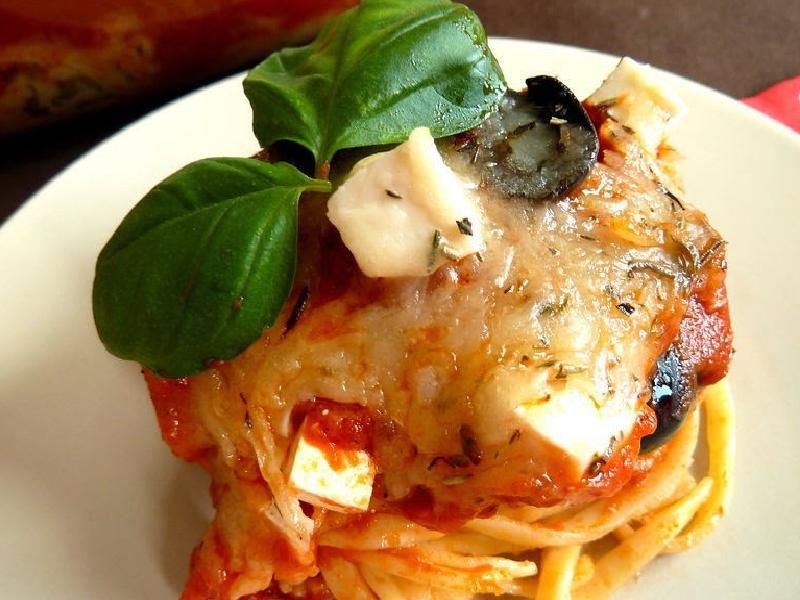 Makaronowe gniazdka z mięsem mielonym i fetą