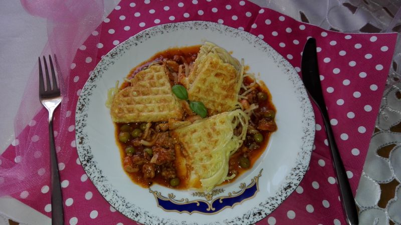 Makaronowe gofry z sosem mięsnym