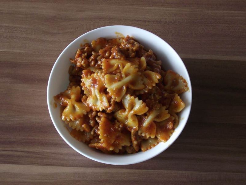 Makaronowe kokardki alla bolognese