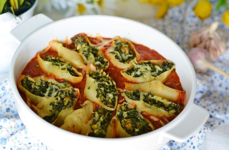 Makaronowe muszle nadziane szpinakiem w pomidorach Makaronowe muszle nadziane szpinakiem w pomidorach