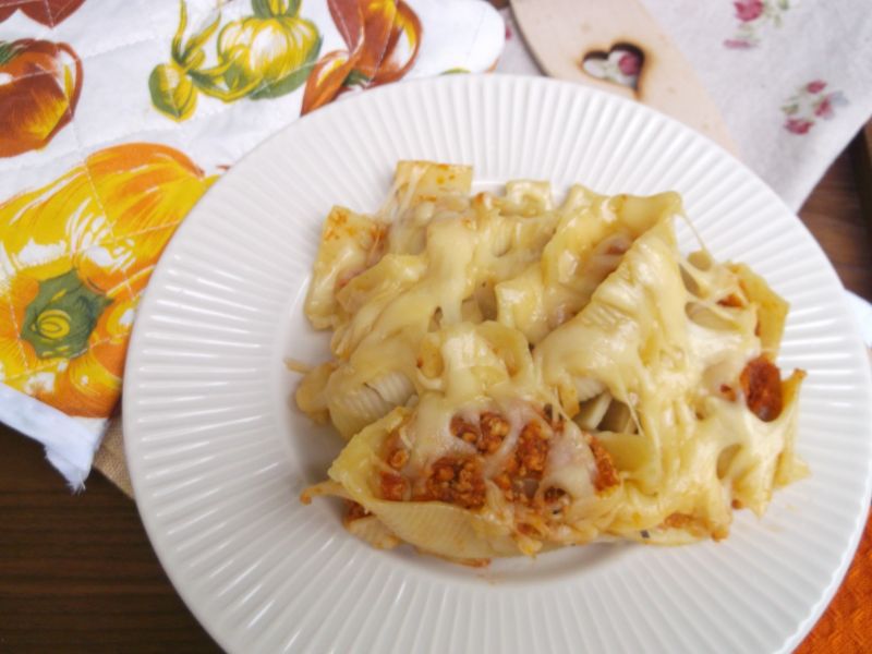 Makaronowe muszle nadziewane mięsem i zapiekane