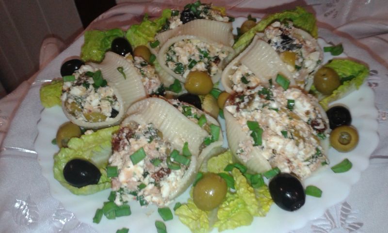 Makaronowe muszle nadziewane serem feta i .......