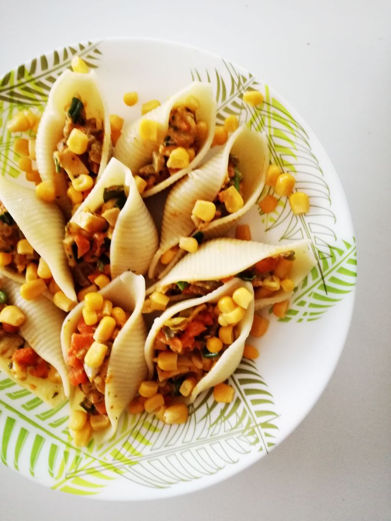 Makaronowe muszle z sałatką pieczarkową  Makaronowe muszle z sałatką pieczarkową