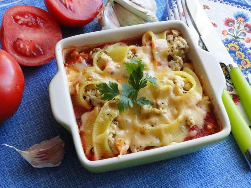Makaronowe muszle zapiekane w sosie pomidorowym