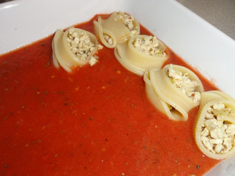 Makaronowe muszle zapiekane w sosie pomidorowym