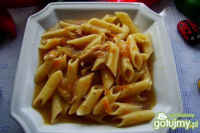 Makaronowe ruruki w sosie warzywnym Makaronowe ruruki w sosie warzywnym