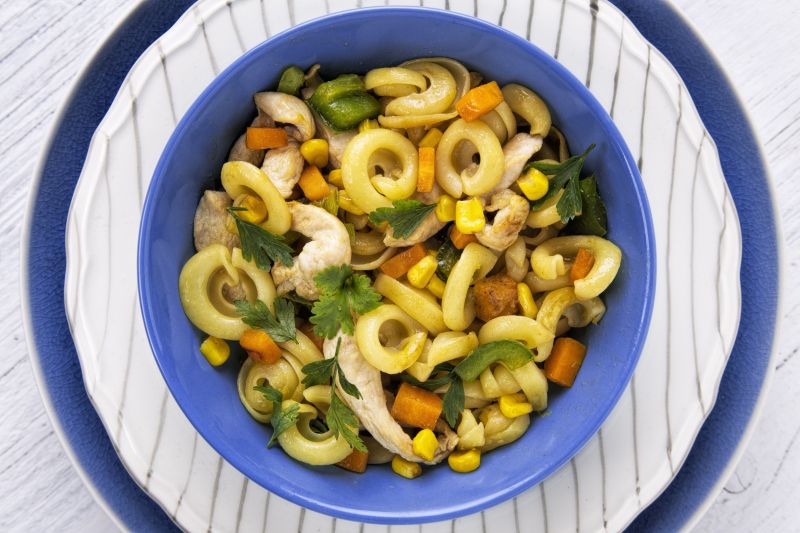 Makaronowe uszka z kurczakiem i warzywami Makaronowe uszka z kurczakiem i warzywami