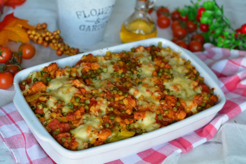 Makaronowo- pomidorowa zapiekanka z kurczakiem Makaronowo- pomidorowa zapiekanka z kurczakiem