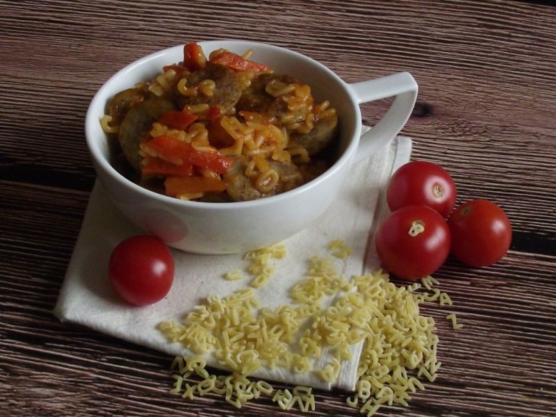 Makaronowy misz - masz z białą kiełbasą