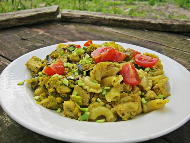 Makaronowy omlet z kurczakiem i warzywami 