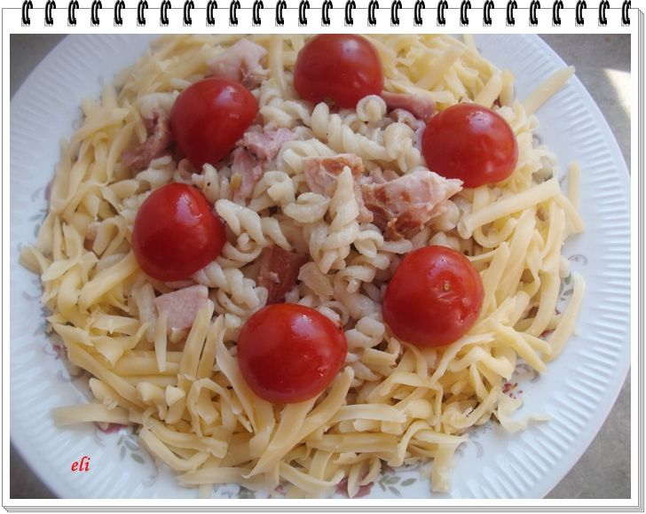 Makaton Eli z wędzonym kurczakiem i pomidorkami