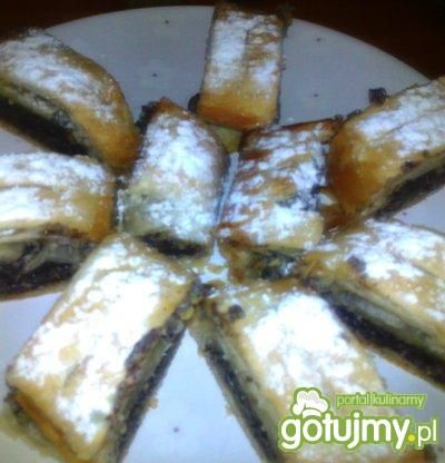 makowa rolada z ciasta francuskiego