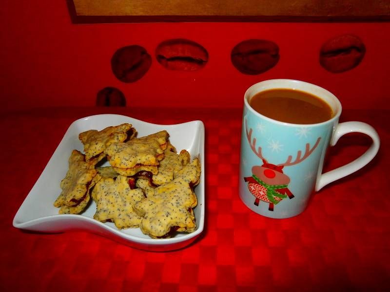 Makowe choinki przekładane dżemem wiśniowym 