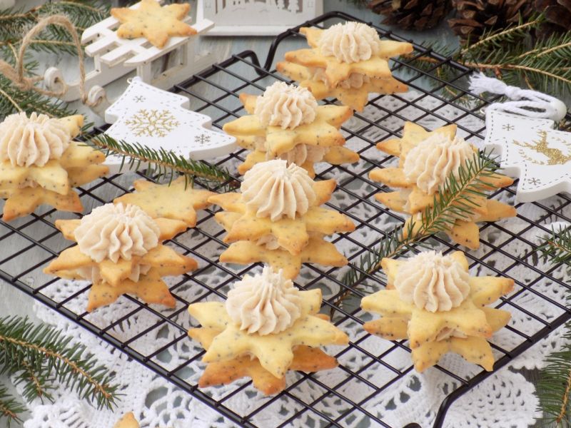 Makowe gwiazdki z cynamonowym kremem mascarpone  Makowe gwiazdki z cynamonowym kremem mascarpone