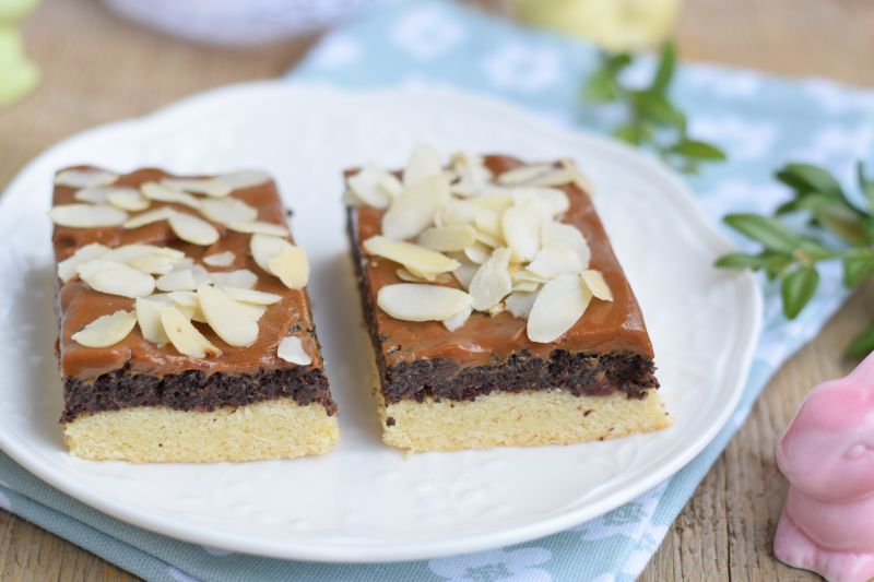 Makowiec na kruchym cieście z kajmakiem i płatkami Makowiec na kruchym cieście z kajmakiem i płatkami