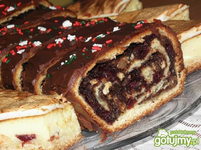 Makowiec z wiśniami.