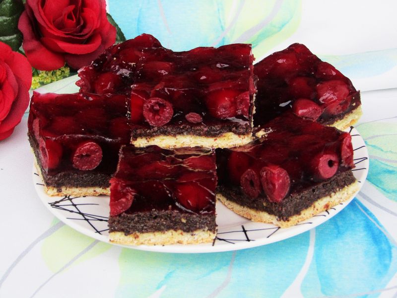 Makowiec z wiśniami