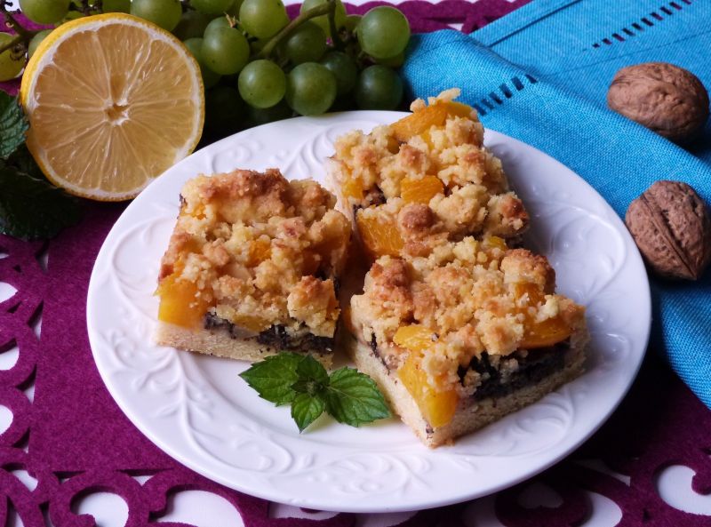 Makowo-brzoskwiniowe ciasto z kruszonką