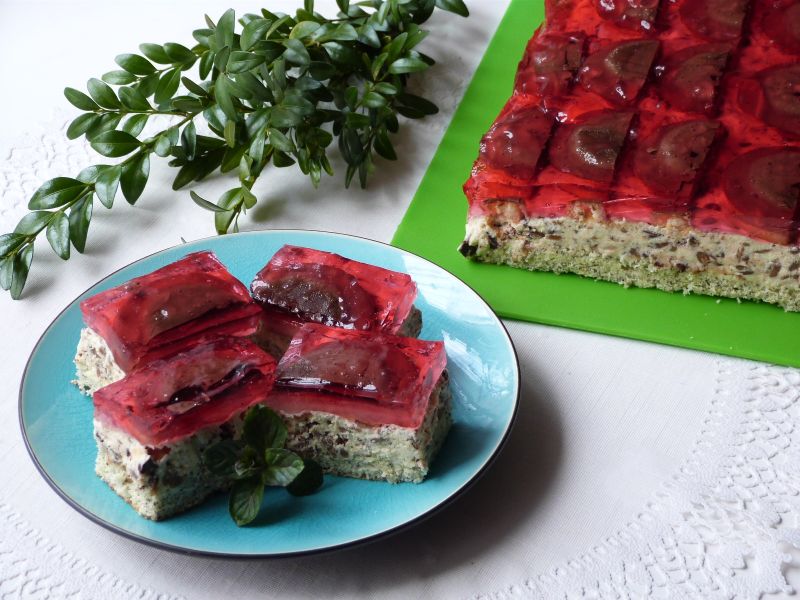 Makowo-orzechowe ciasto z delicjami  Makowo-orzechowe ciasto z delicjami