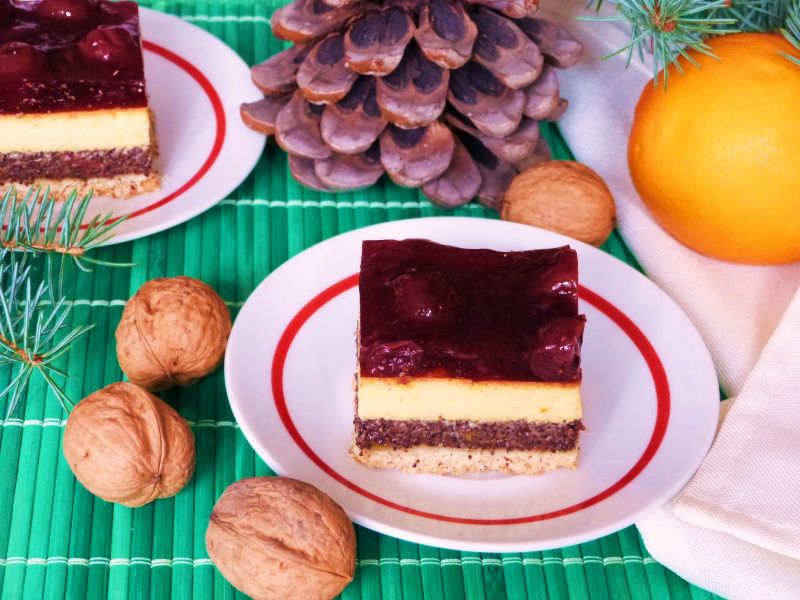 Makowo-serowe ciasto z wiśniową galaretką