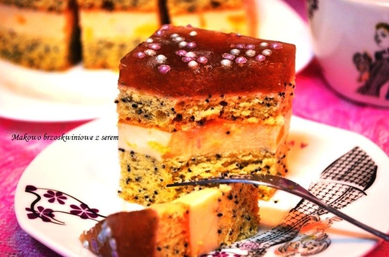 Makowo serowe z brzoskwiniami 