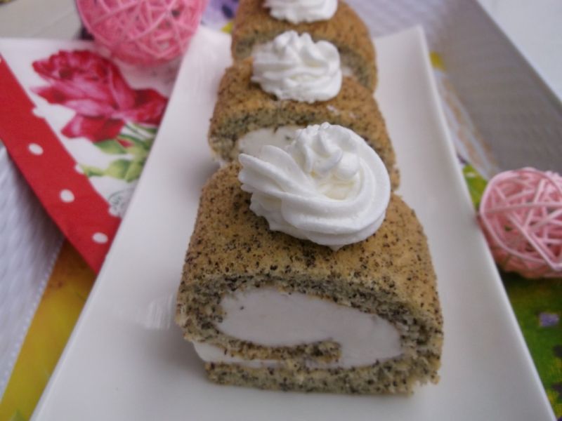 Makowo - śmietankowa rolada