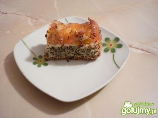 Makowy biszkopt z brzoskwiniami