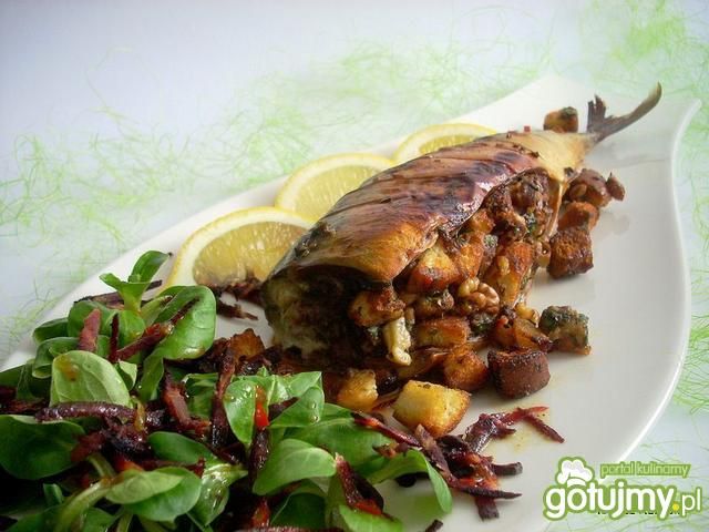 Makrela pieczona z grzankami 