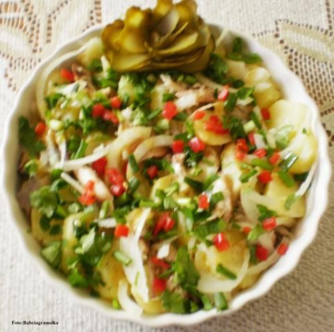 Makrela w ,, pyrkach „ – sałatka : Makrela w ,, pyrkach „ – sałatka :