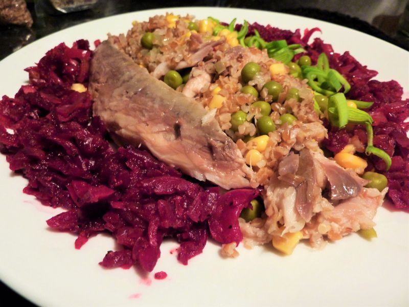 Makrela wędzona z kaszą Bulgur i buraczkami