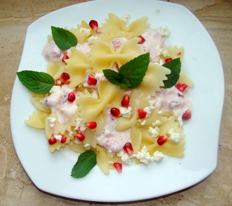 Makron z granatem i serkiem Makron z granatem i serkiem