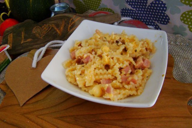 Makron z jajkiem , serem i boczkiem  Makron z jajkiem , serem i boczkiem