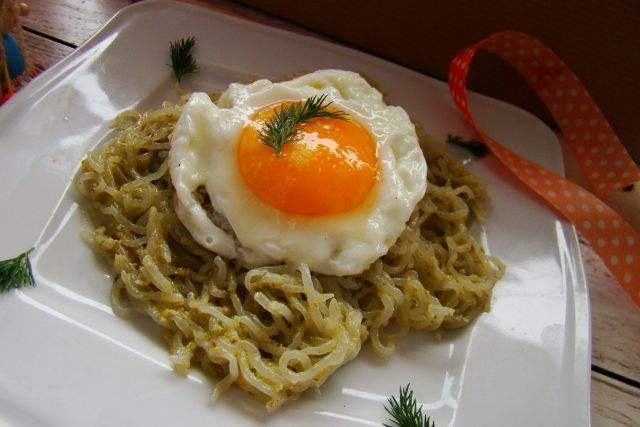 Makron z pesto i jajkiem sadzonym