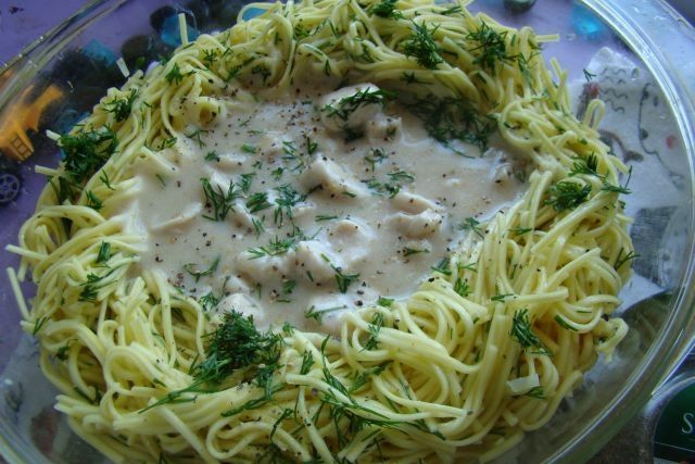 Makron z sosem serowo- koperkowym 